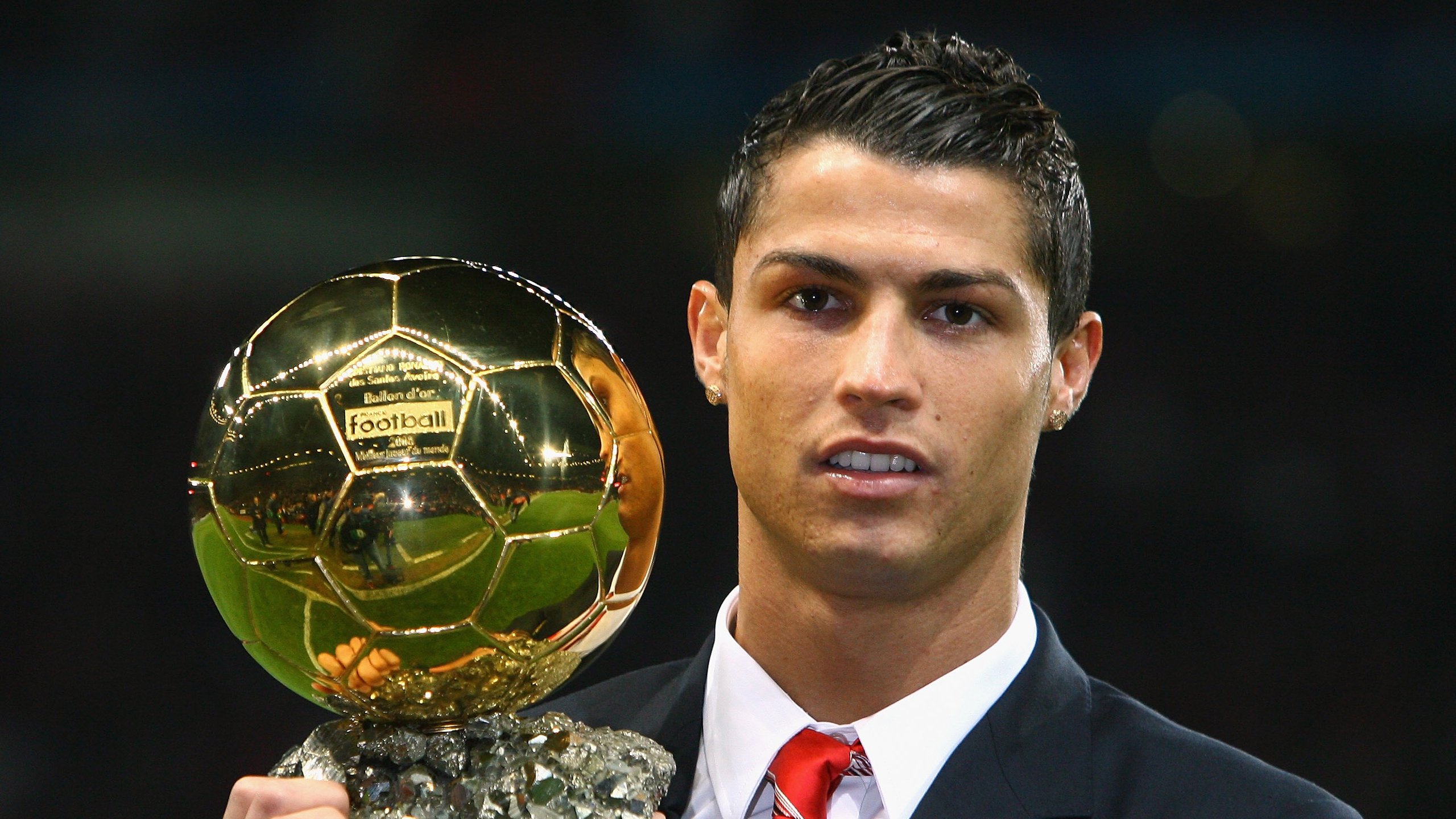 西甲:皇马在主场3-0完胜巴萨,榜首之争激烈爆发,皇马3-3巴萨